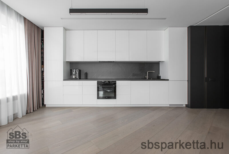 027990-FREVINI - BASICA - Medium smoked Tölgy Character Lakkozott - MULTI LAYER/TÖBBRÉTEGŰ - Kefélt Pácolt Szalagparketta – PEARL RIVER PLANK – M4V (2,38 m2/cs/6db)