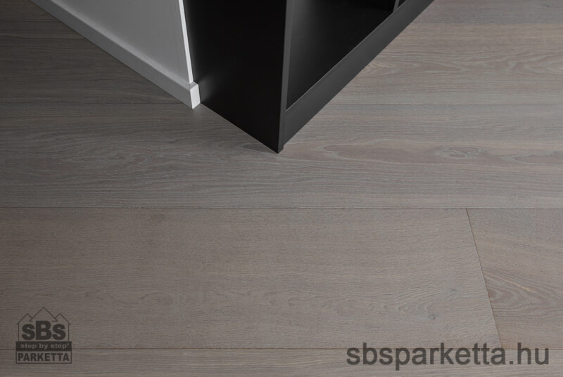 027990-FREVINI - BASICA - Medium smoked Tölgy Character Lakkozott - MULTI LAYER/TÖBBRÉTEGŰ - Kefélt Pácolt Szalagparketta – PEARL RIVER PLANK – M4V (2,38 m2/cs/6db)