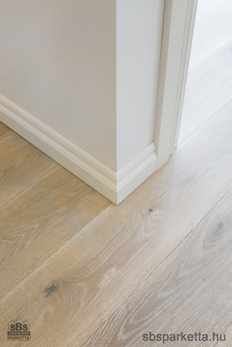 025990-FREVINI - MODERNO-Tölgy Character Olajozott - MULTI LAYER/TÖBBRÉTEGŰ - Kefélt Pácolt Szalagparketta – OYSTER PLANK – M4V (2,38 m2/cs/6db)