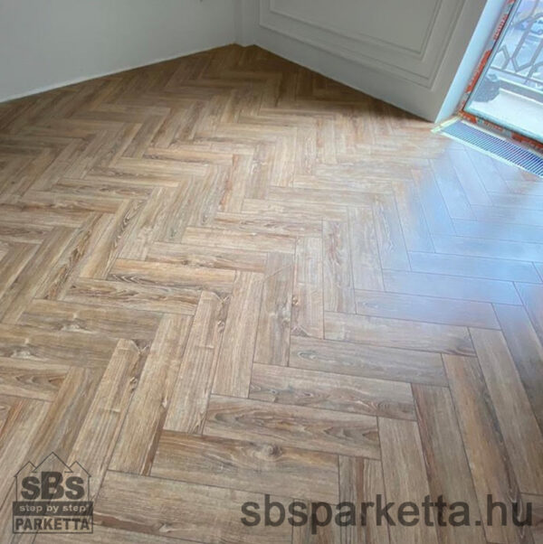 012490 - ASTON LOUISE - HALSZÁLKA laminált padló - SILVERADO LIGHT OAK - 8mm_AC4/32_4V - Image 2