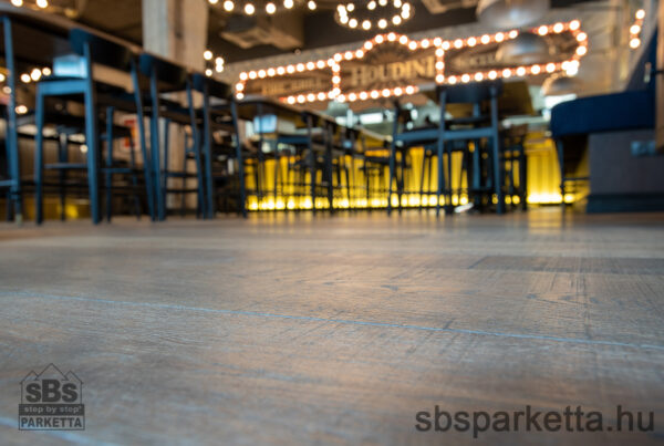 027990-FREVINI - BASICA - Deep smoked Tölgy Character Lakkozott - MULTI LAYER/TÖBBRÉTEGŰ - Kefélt Pácolt Szalagparketta – BELLA PLANK – M4V (2,38 m2/cs/6db) - Image 3