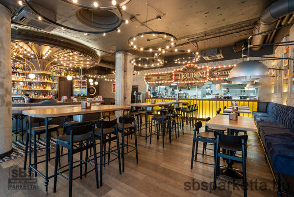 027990-FREVINI - BASICA - Deep smoked Tölgy Character Lakkozott - MULTI LAYER/TÖBBRÉTEGŰ - Kefélt Pácolt Szalagparketta – BELLA PLANK – M4V (2,38 m2/cs/6db) - Image 5