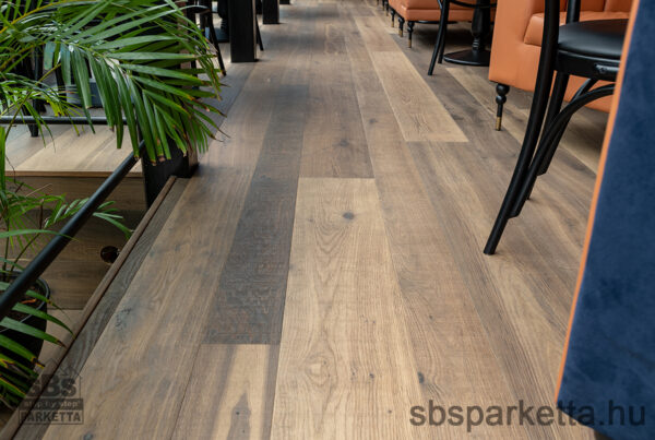 027990-FREVINI - BASICA - Deep smoked Tölgy Character Lakkozott - MULTI LAYER/TÖBBRÉTEGŰ - Kefélt Pácolt Szalagparketta – BELLA PLANK – M4V (2,38 m2/cs/6db) - Image 2