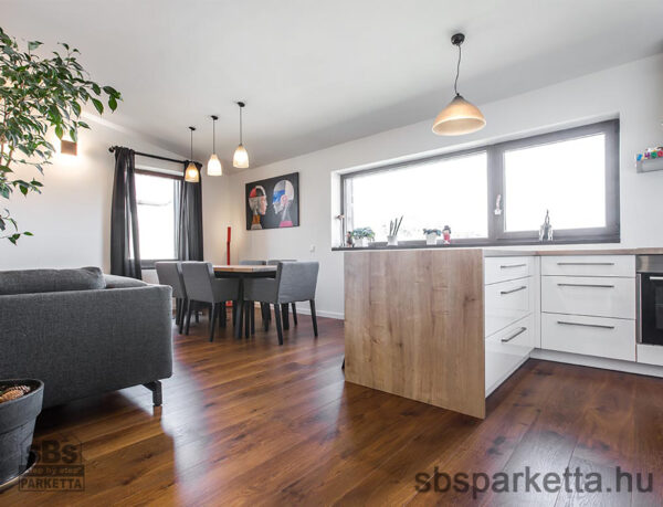 026990-FREVINI - BASICA - Medium smoked Tölgy Character Lakkozott - MULTI LAYER/TÖBBRÉTEGŰ - Kefélt Pácolt Szalagparketta – BROWNIE PLANK – M4V (2,38 m2/cs/6db) - Image 3