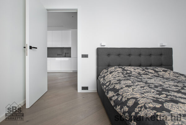 027990-FREVINI - BASICA - Medium smoked Tölgy Character Lakkozott - MULTI LAYER/TÖBBRÉTEGŰ - Kefélt Pácolt Szalagparketta – PEARL RIVER PLANK – M4V (2,38 m2/cs/6db) - Image 5